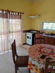 una cucina con un tavolo e una stufa forno superiore di Rincón de Santa Tecla a Puerto Valle