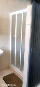 een douche met een glazen deur in een badkamer bij SUNFLOWER bed and breakfast in Ladysmith