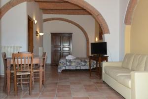 un salon avec une table et un canapé dans l'établissement Borgo San Martino - Residence Hotel & SPA, à Riparbella