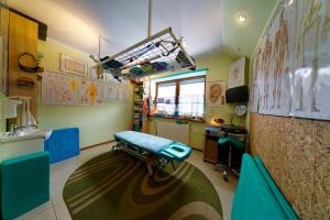 维斯瓦Pokoje U SABI的一间医院间,配有桌子和水槽