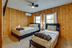 Postel nebo postele na pokoji v ubytování Game Room, Hot Tub and Fire Pit Pocono Lake Escape! + 32 fotografií