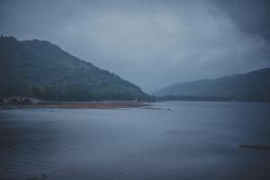 een groot waterlichaam met bergen op de achtergrond bij NICHT' Apartments Inveraray Town Centre in Inveraray