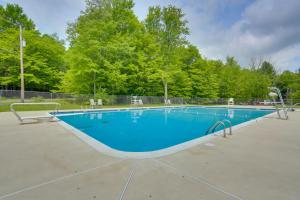 Bazén v ubytování Game Room, Hot Tub and Fire Pit Pocono Lake Escape! nebo v jeho okolí