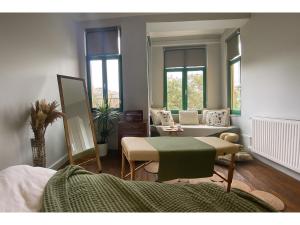 ein Wohnzimmer mit Sofa und Tisch in der Unterkunft Balat Butik Hotel in Istanbul