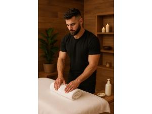 Ein Mann in einem schwarzen T-Shirt steht neben einem Massagegerät in der Unterkunft Balat Butik Hotel in Istanbul