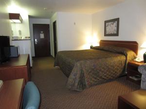 En eller flere senge i et værelse på Hospitality Inn