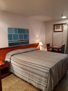 Un dormitorio con una cama grande y una mesa. en Oceano Copacabana Hotel, en Río de Janeiro 18 fotos más
