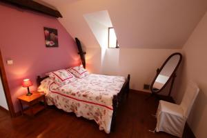 a small bedroom with a bed and a mirror at Salatua in Musculdy