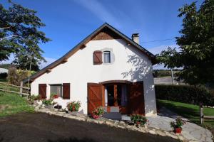 a small white house with some flowers in a yard at Salatua in Musculdy