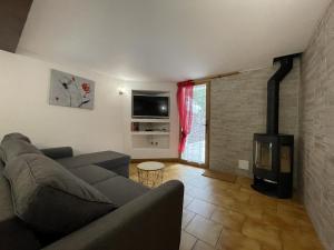 Una televisión o centro de entretenimiento en Choko-ona 11 fotos más