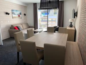 ein Wohnzimmer mit Tisch und Stühlen und einer Couch in der Unterkunft Gourette, appart 3 pièces, 8 pers, animaux admis - FR-1-860-2 in Gourette + 5 Fotos
