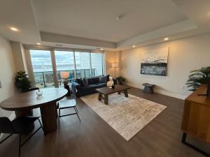 Posezení v ubytování Waterfront penthouse 1 Bedroom with 6 appliances + 11 fotografií