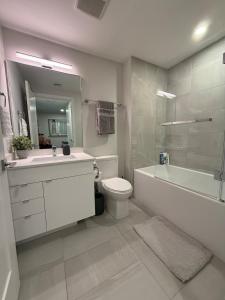 Koupelna v ubytování Waterfront penthouse 1 Bedroom with 6 appliances