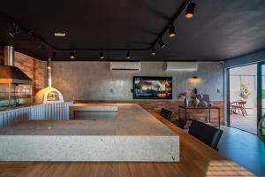 a kitchen and living room with a large table at Apartamento charmoso com Rooftop in Salvador