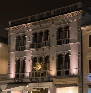 サン・ドナ・ディ・ピアーヴェにあるPalazzina Mori - Luxury B&Bのクリスマスツリーが飾られた大きな白い建物