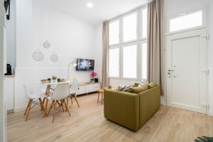 TV a/nebo společenská místnost v ubytování Elegante loft en Almería con zona de trabajo