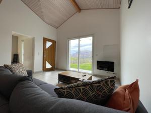 Una sala de estar con un sofá y una ventana grande. en Lur-xuri-bidean, en Louhossoa