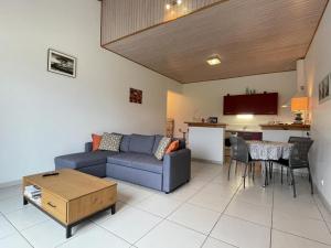 una sala de estar con un sofá y una mesa en Lur-xuri-bidean, en Louhossoa