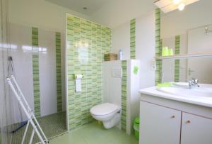 un baño con inodoro y lavabo en Lur-xuri-bidean, en Louhossoa 8 fotos más