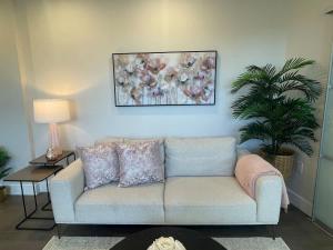 Posezení v ubytování Downtown Spotless 2 Bed 2 Bath with 6 appliances