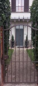 フォリーニョにあるReverieの家の前の鉄門 +10枚の写真