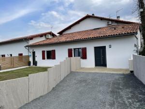 Το κτήριο όπου στεγάζεται  η παραθεριστική κατοικία