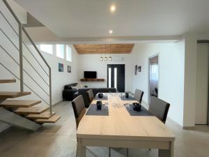 Μια τηλεόραση ή/και κέντρο ψυχαγωγίας στο Joanesenea bi