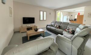 a living room with a couch and a tv at Harria in Bidache