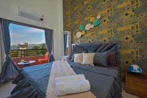 een slaapkamer met een groot bed en een raam bij ll EMPYREAN STAY ll AIRAWAT VILLA ll 2BHK llAC ll PRIVATE POOL ll LUXE ll in Lonavala +24 foto's