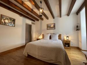 een slaapkamer met een groot bed in een kamer bij Le clos gaxen in Labastide-Clairence +42 foto's