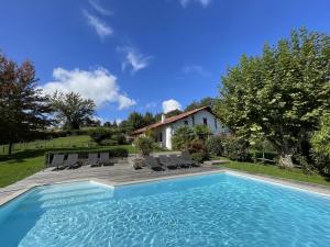 een zwembad voor een huis bij Le clos gaxen in Labastide-Clairence