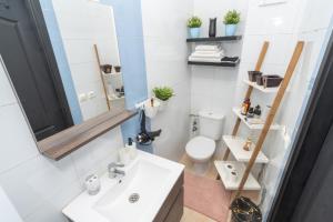 un baño con lavabo e inodoro en ZEN, WIFI FIBRE, NETFLIX, CENTRE, PLAGE, TANGERBNB com, en El Balia 19 fotos más