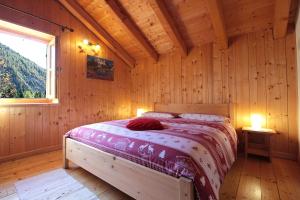 Ένα ή περισσότερα κρεβάτια σε δωμάτιο στο Baita Genzianella +42 φωτογραφίες