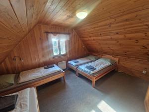 uma vista superior de duas camas num chalé de madeira em Chalupa Pod lomem - Malá em Dolní Morava