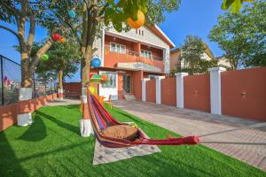 een hangmat op het gras voor een huis bij ll EMPYREAN STAY ll AIRAWAT VILLA ll 2BHK llAC ll PRIVATE POOL ll LUXE ll in Lonavala