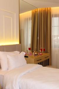 Una cama o camas en una habitación de Avdissons Hotel