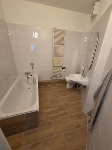 Ένα μπάνιο στο Monteurwohnung Reichenbach im Vogtland Zentral mit großen Parkplatz