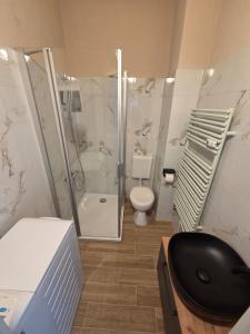 Ένα μπάνιο στο Monteurwohnung Reichenbach im Vogtland Zentral mit großen Parkplatz +1 φωτογραφίες