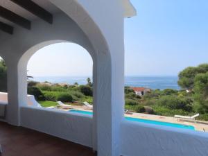 een uitzicht op een zwembad vanuit een villa bij Binibeca Panorama incredibile in Sant Lluis