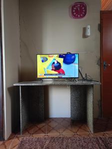 Μια τηλεόραση ή/και κέντρο ψυχαγωγίας στο Suíte Executiva no Coração de Belém