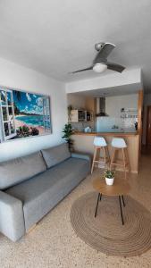 ein Wohnzimmer mit Sofa und Tisch in der Unterkunft Balcon al mar in Bellreguart