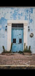 a blue door on the side of a building at Hotel Maculís in Campeche