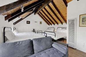 ein Wohnzimmer mit einem Sofa und 2 Betten in der Unterkunft Round Rock Lodge at Big Bear Boulder Bay Modern Retreat w/ Pool Table Minutes to Activities in Big Bear Lake