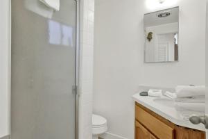 ein Badezimmer mit Dusche, Toilette und Waschbecken in der Unterkunft Round Rock Lodge at Big Bear Boulder Bay Modern Retreat w/ Pool Table Minutes to Activities in Big Bear Lake + 24 Fotos