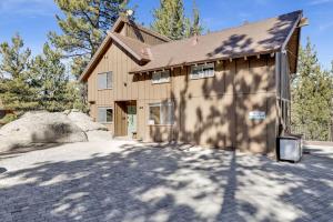 ein Haus mit einer Auffahrt davor in der Unterkunft Round Rock Lodge at Big Bear Boulder Bay Modern Retreat w/ Pool Table Minutes to Activities in Big Bear Lake