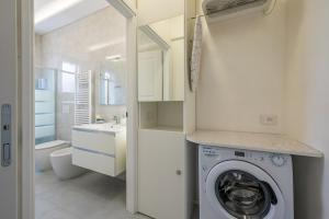 a small bathroom with a washing machine in it at Harmony's Nest - Vicino a treno e Fiera Milano in Rho +18 photos