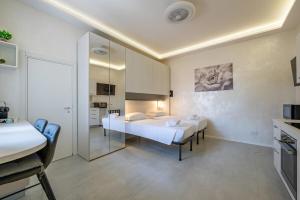a bedroom with two beds and a large mirror at Harmony's Nest - Vicino a treno e Fiera Milano in Rho
