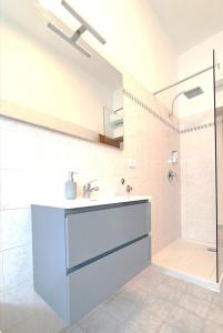 a bathroom with a sink and a shower at Appartamento vicino a Firenze in Prato