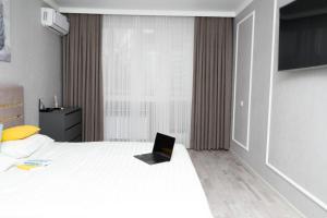 Televiisor ja/või meelelahutuskeskus majutusasutuses Квартира для командировочных