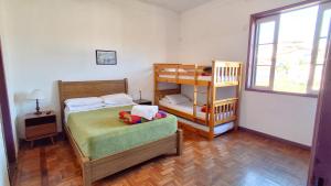 une chambre avec deux lits superposés et une échelle dans l'établissement Varanda Pouso e Arte, à Ouro Preto